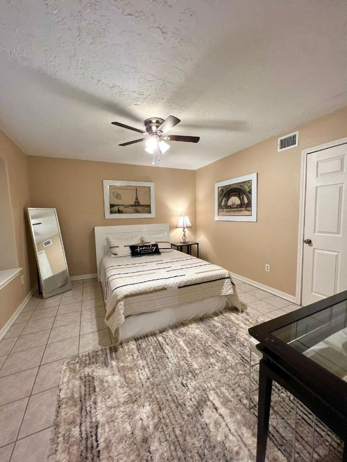 Centrally Located Houston Retreat! Sleeps 8, 10 Min To Downtown, Free Parking Exterior photo