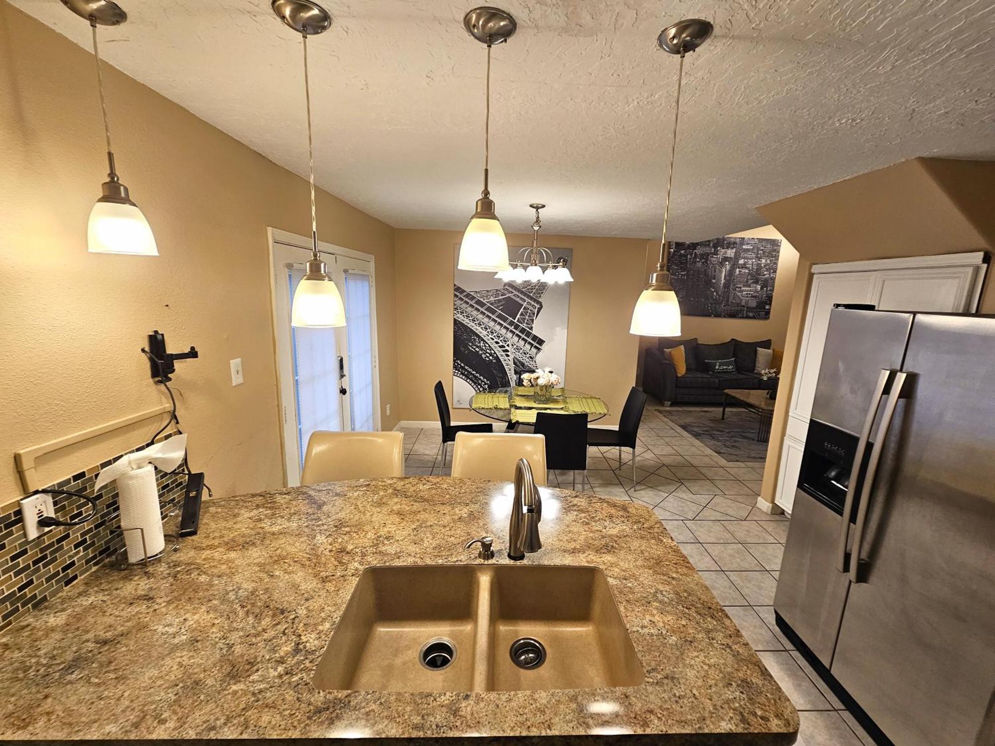 Centrally Located Houston Retreat! Sleeps 8, 10 Min To Downtown, Free Parking Exterior photo